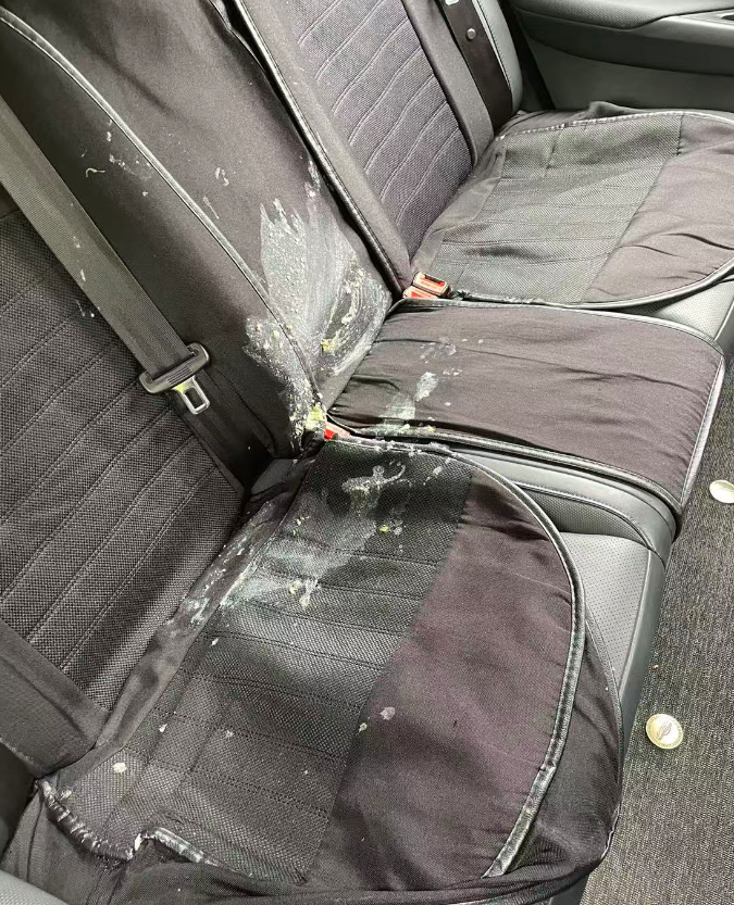 2岁多孩子呕吐弄脏网约车，司机索要500元清洁费，家长只愿赔100元，协商未果尝试离开遭尾随阻拦